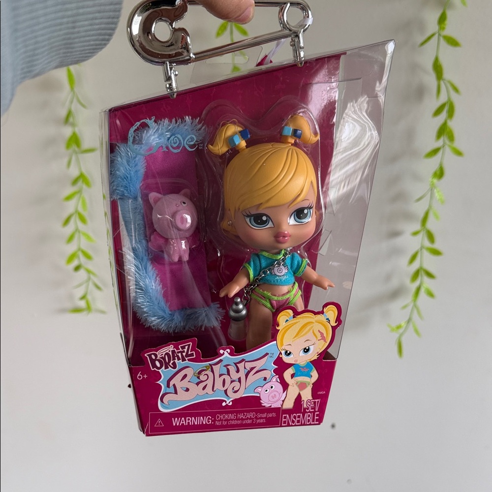 Chloe Bratz mini Blonde Doll with Pink Accessory